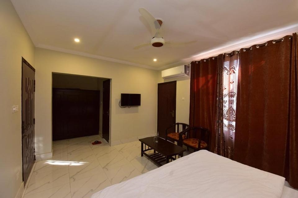 Hotel La Orilla Muzaffarabad Bagian luar foto